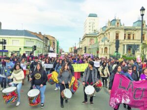 Masiva marcha contra la violencia hacia la mujer
