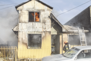 Pareja lo perdió todo en incendio que arrasó con su vivienda
