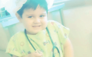 Familia clama por ayuda para trasladar a niño con insuficiencia renal a Santiago