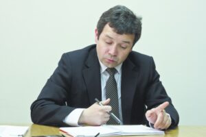 Gobierno golpea la mesa y designa a un DC en cupo PPD
