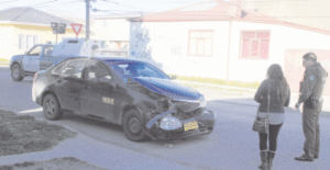 Una mujer lesionada en colisión provocada por jóvenes que se dieron a la fuga