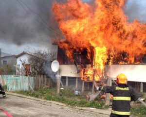 Voraz incendio dejó siete personas damnificadas en la Población Juan Pablo Segundo