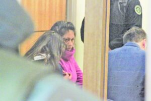 A la cárcel dos jóvenes mujeres por robar y  golpear a menores de edad