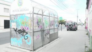 Vándalos continúan rompiendo  y pintando los vidrios de los paraderos
