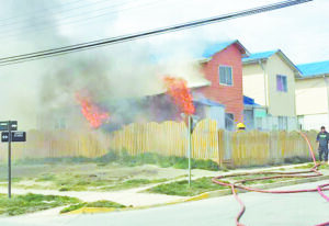 Millonarias pérdidas provocó voraz incendio en vivienda de Porvenir