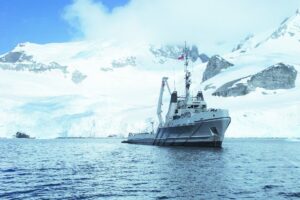 Armada de Chile reaprovisionó bases  china, rusa y coreana en la Antártica