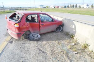 Conductor ebrio y sin licencia chocó  contra barrera y poste en la ruta