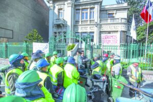 72 trabajadores de Áreas Verdes que quedarán cesantes protestaron contra alcalde