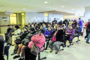 Funcionarios del Hospital Clínico siguen en paro