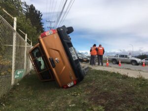 Una mujer lesionada en volcamiento de camioneta Nissan frente a las instalaciones de Asmar