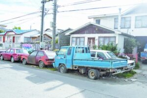 Chatarra, pasto y  basura en plena  calle Augusto Lutz