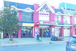 Hombre fue asaltado y agredido con cuchillo al interior del baño de un cine