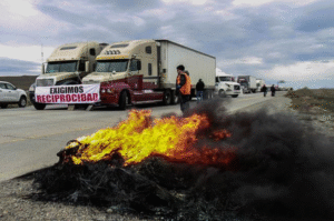 Bloqueo de la ruta internacional ahora es total por parte de los camioneros sin dejar pasar a ningún tipo de vehículo