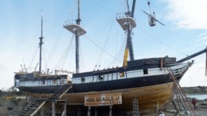 Instalan vergas en los mástiles de la réplica del bergantín HMS Beagle