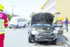 Taxi no respetó disco Ceda el Paso y chocó