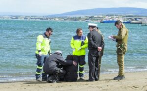 Hombre rescató a mujer que se lanzó a las gélidas aguas del Estrecho de Magallanes