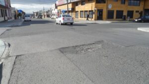 Pavimento asfáltico de calle Balmaceda sigue en mal estado