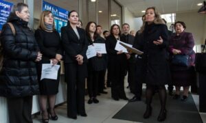 Jueces y funcionarios del Poder Judicial se manifestaron frente al edificio de tribunales