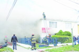 Incendio destruyó vivienda y local  de comida rápida en pocos minutos