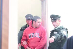 Piden 4 años de cárcel para encapuchado que enfrentó a Carabineros con molotov