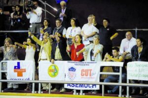 Congreso aprobó anoche reajuste en medio de división y rechazo de trabajadores