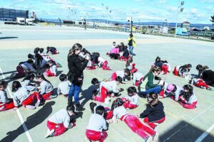 Niños dibujaron con tiza la Región de  Magallanes en plena Costanera del Estrecho