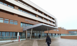 Pareja ebria las emprendió contra los funcionarios del hospital y Carabineros luego de volcar y darse a la fuga