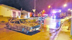 Incendian auto abandonado durante la madrugada