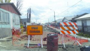 Demora en trabajos de arreglo de calle impide a los vecinos llevar vida normal