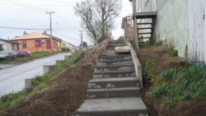 Construyen escaleras  peatonales en Bellavista