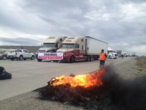 Camioneros se tomaron la ruta y no dejan pasar a sus colegas en el cruce de Primera Angostura