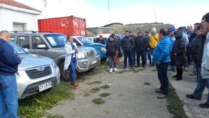 Decenas de interesados  participaron en remate de vehículos de Carabineros
