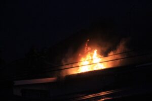 Temporal de viento complicó extinción de incendio en Población Cecil Rasmuseen