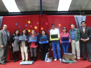 Entregan computadores a estudiantes adultos en Magallanes