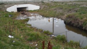 Estero lleno de basura y desperdicios contamina amplio sector residencial