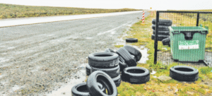 Cientos de neumáticos abandonados en ruta internacional contaminan el paisaje, bermas y campos ganaderos