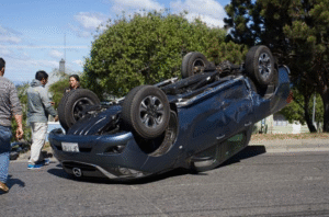 Colisión terminó con camioneta volcada en Avenida España esquina Ignacio Carrera Pinto