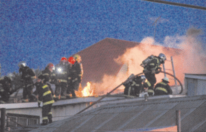 Fogata mal apagada y fuerte viento provocaron incendio que consumió vivienda interior