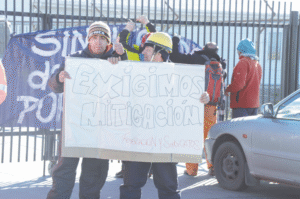 Trabajadores portuarios vuelven a bloquear Muelle Mardones y anuncian paro indefinido