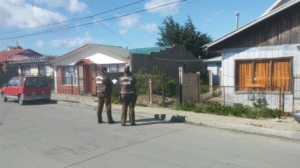 Detienen a dos sujetos que asaltaron y golpearon a persona en pleno centro de Punta Arenas