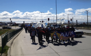 Cerca de 400 funcionarios públicos marcharon por Avenida Frei hasta Sodimac