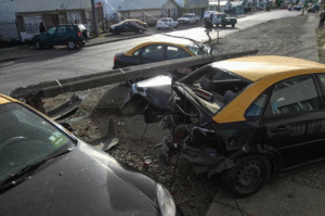 Conductor ebrio chocó poste de la luz que cayó sobre dos taxis