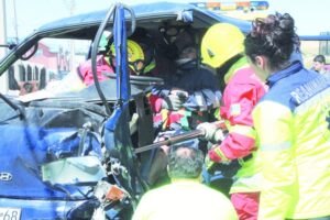 Padre e hijo lesionados tras violenta colisión con bus Movigas