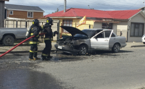 Fuga de gas en motor provocó incendio en vehículo Nissan V16