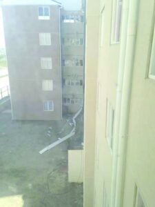 Fuerte viento causó daños en estructura de edificio