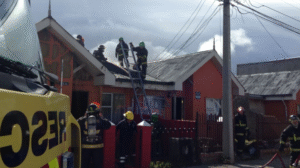 Fuego afectó a dos viviendas en sector Portal del Estrecho de Punta Arenas