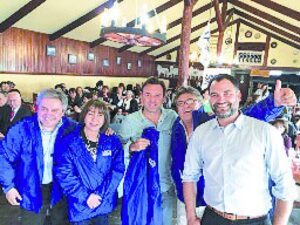 Radonich y diputado Macaya entre la masiva concurrencia a reunión de trabajo de UDI regional