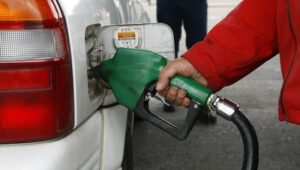 Precio de bencinas bajaría hoy hasta 8 pesos