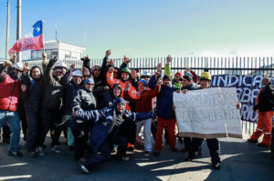 Estibadores bloquean muelles de Punta Arenas y exigen bono de mitigación