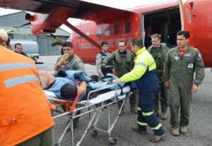 Fuerza Aérea y SAMU evacuaron a adulto mayor desde Porvenir